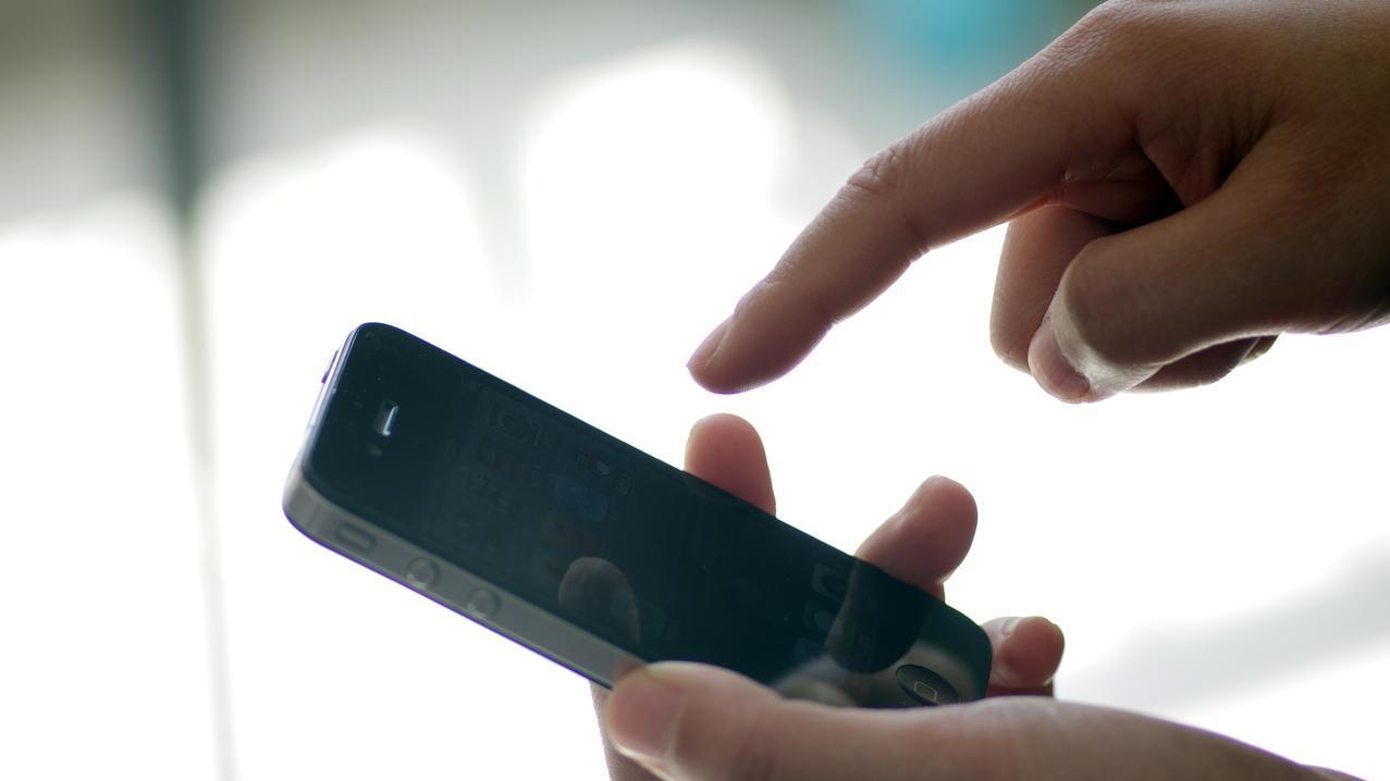 手机声音小，是这个开关没打开，打开后，声音清晰又洪亮