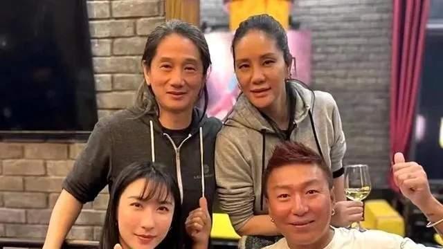 曝陈羽凡恋情稳定！街头与年轻女子牵手，对方疑似小18岁的何时珍