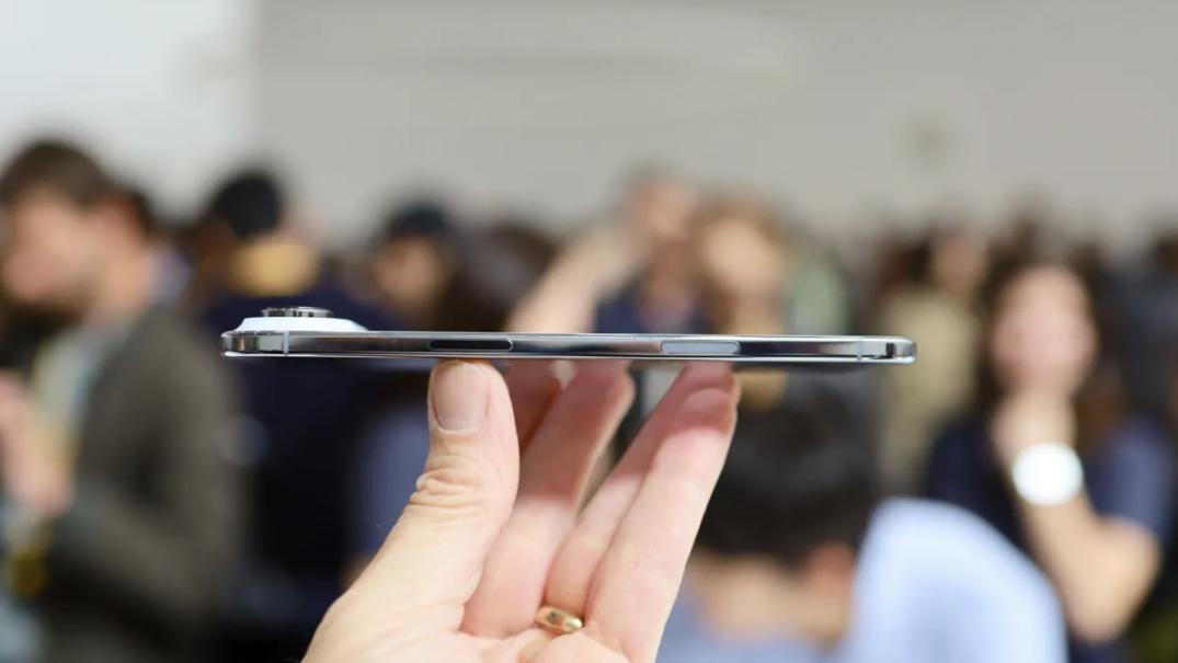 2025年iPhone：優點、缺點與宇宙橙色