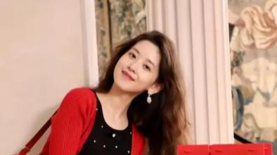 31岁章泽天晒新年照！独自在国外过年心情好，保养得体似18岁少女