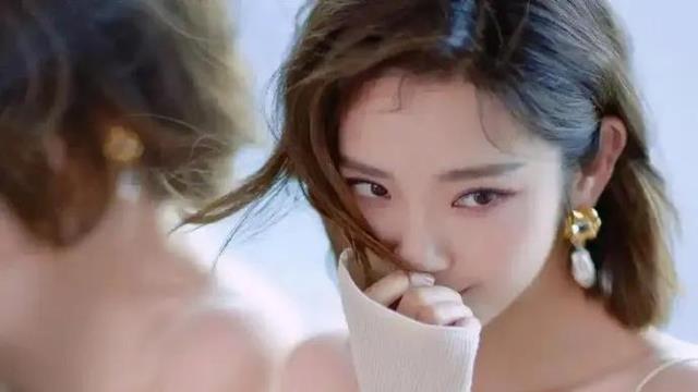 唐艺昕炫“肚兜照”！37岁尽显娇嫩，张若钧却小心翼翼当着电灯泡