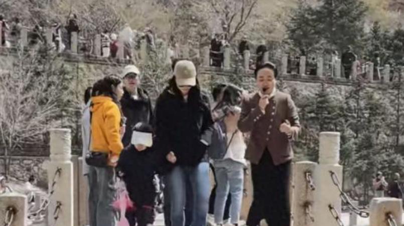 郭晶晶全家游山西！两女儿拿登山棍自己走，79岁霍震霆由两人搀扶