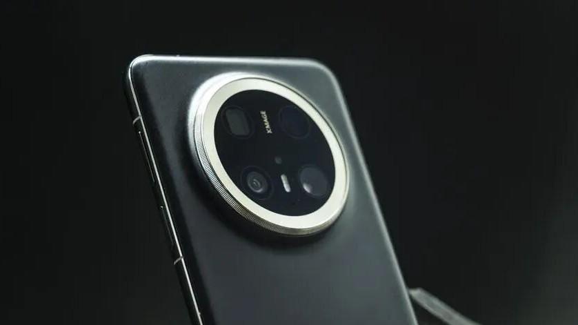 华为领军，围剿iPhone17！七大国产旗舰扎堆九月，谁能称王？