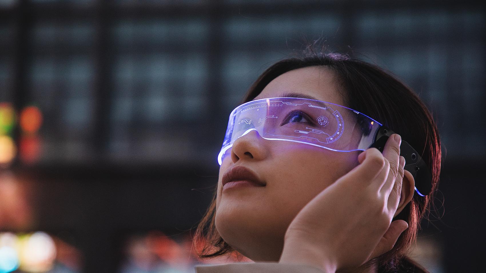 从配件到独立终端，智能眼镜如何靠“AI+一体化”挑战智能手机？