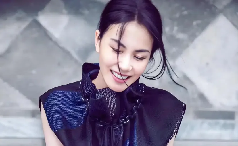 王菲素养现身春晚彩排，55岁的她又飒又美，神颜再定义冻龄神话