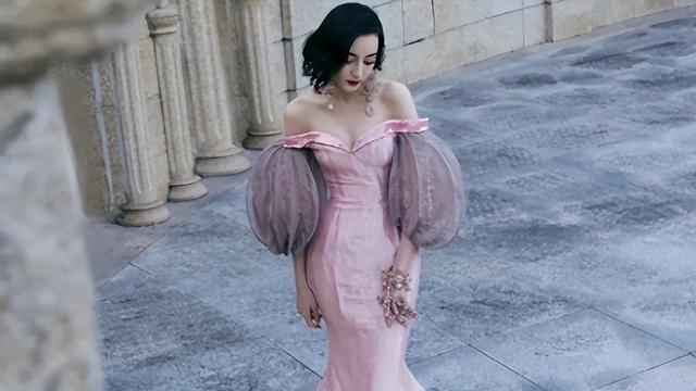 娱乐圈爆大瓜！迪丽热巴国外产子被闪拍，生父疑似暴露，跌落神坛