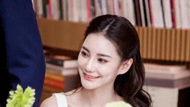 汪小菲夫妻参加表妹婚礼：马筱梅穿黑裙，打扮低调