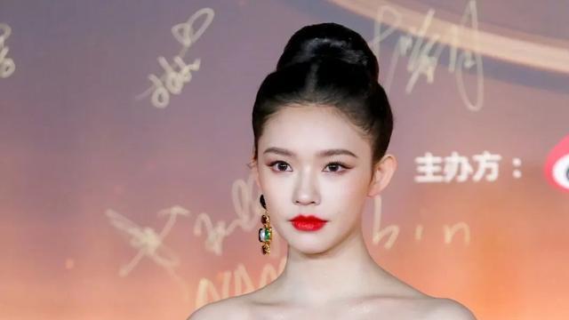 北京这晚，全裹”出镜的汤唯，也抵不过穿白裙坐第一排的李宇春