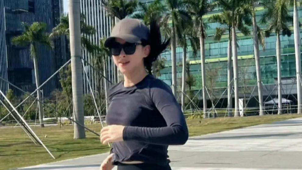 朱珠晒健身照，原来女神腰间也有赘肉，腿也挺粗的