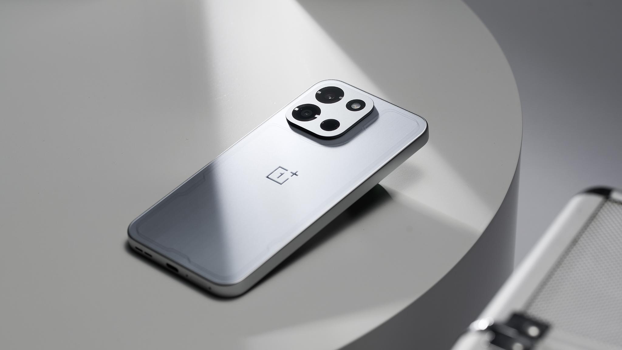 一加 Turbo 6 追光銀圖賞｜素銀裹鋒芒，光影自成方