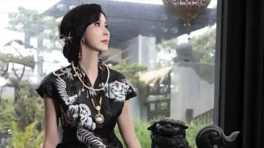 57岁萧蔷近况曝光！曾经历多段失败恋情，如今单身独居豪宅很惬意