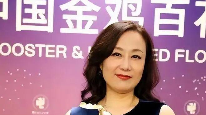 63岁吴玉芳近况曝光！嫁乒乓冠军隐退生两女，恩爱38年幸福美满