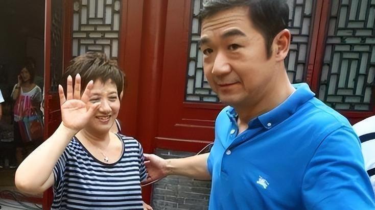 离婚成了68岁邓婕一生的痛，继子张默不争气，养女却越来越像丈夫