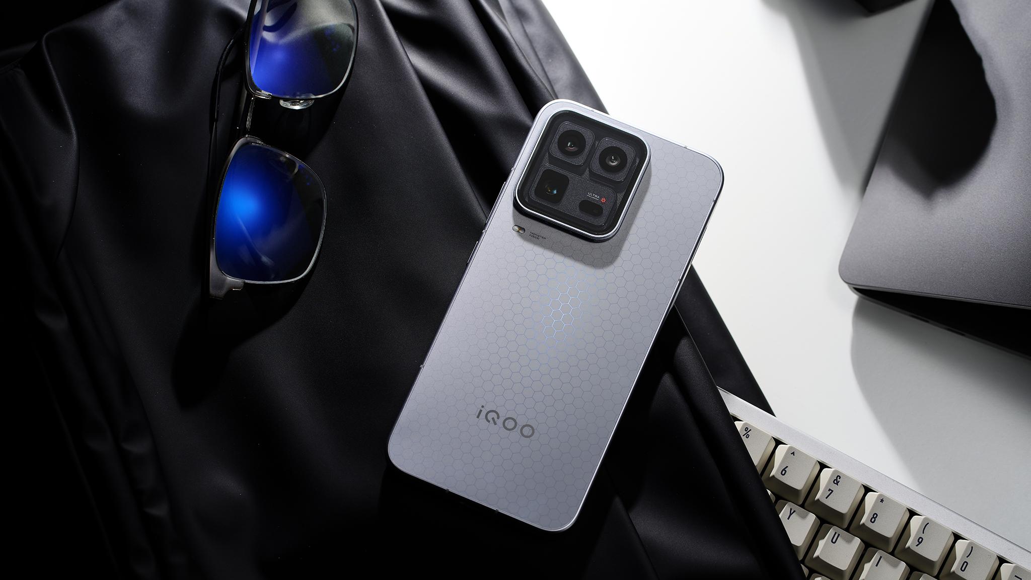 「鮮Phone畫報」iQOO 15 Ultra圖賞：以能量之形，鑄未來旗艦