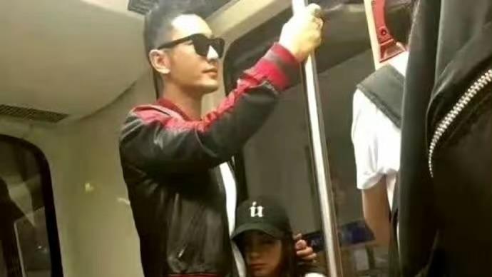 黄晓明以前是真的好爱她，满满的保护欲…… ???