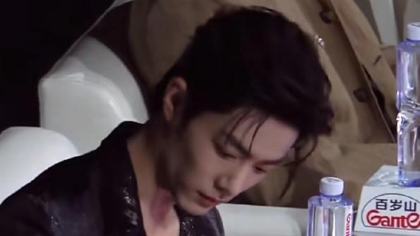 笑不活！肖战拿水拿不动，白敬亭翻车，真相藏着赞助小心思