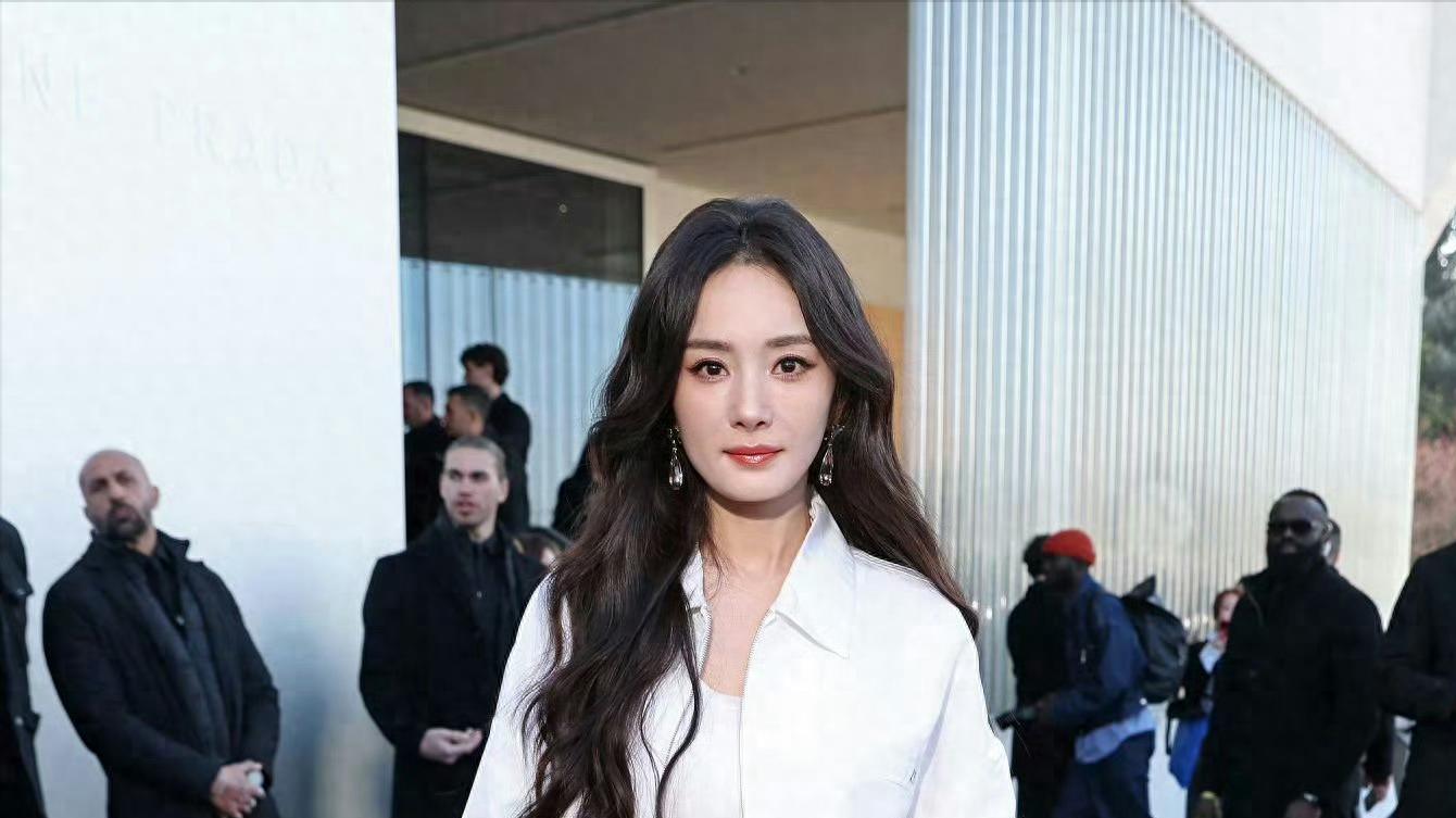 杨幂工装上衣搭配白裙，简单舒适又时髦