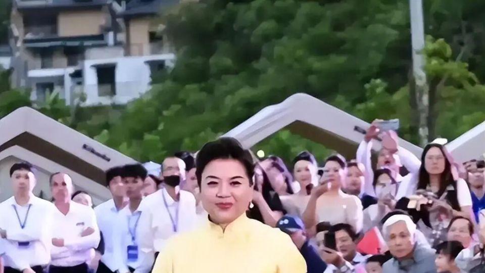 57岁张也近况曝光！27次登上春晚舞台，如今未婚未育有男闺蜜相伴