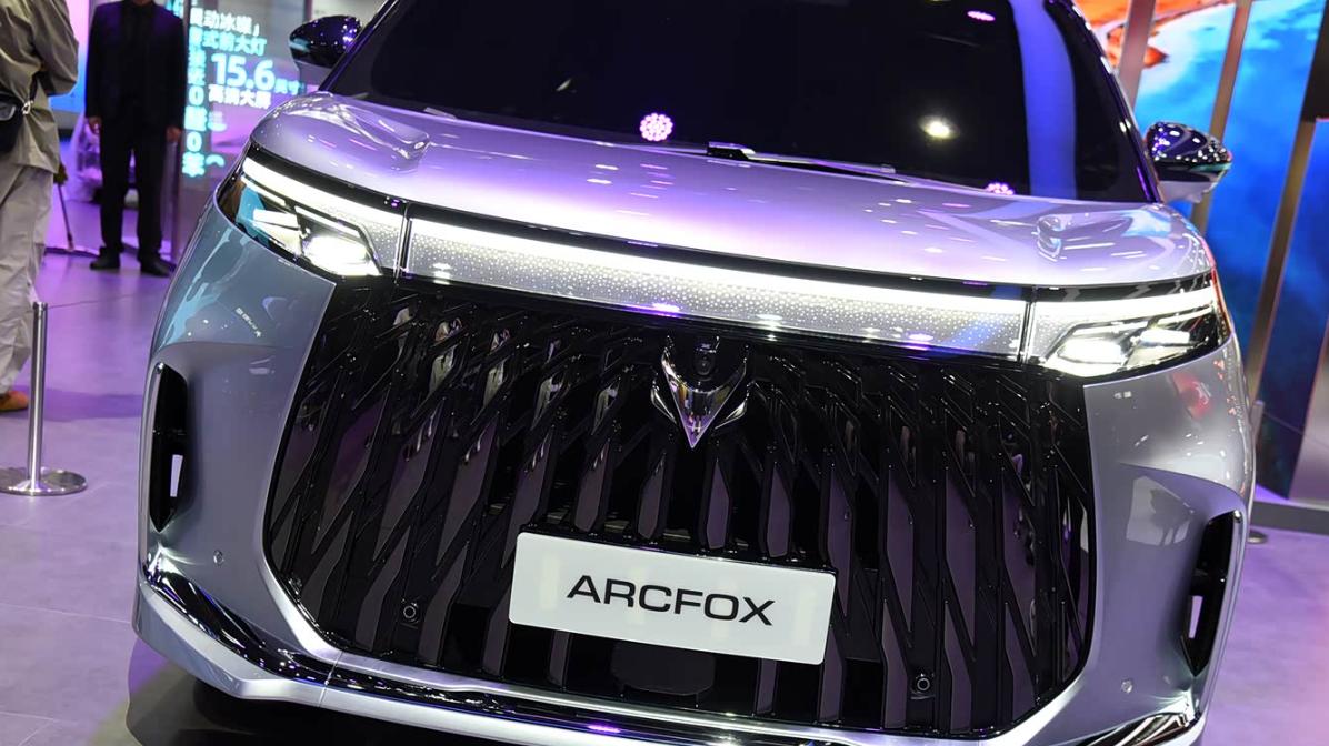 迟到但有料！极狐MPV亮底牌：磁流变悬架+增程，腾势D9睡不着了