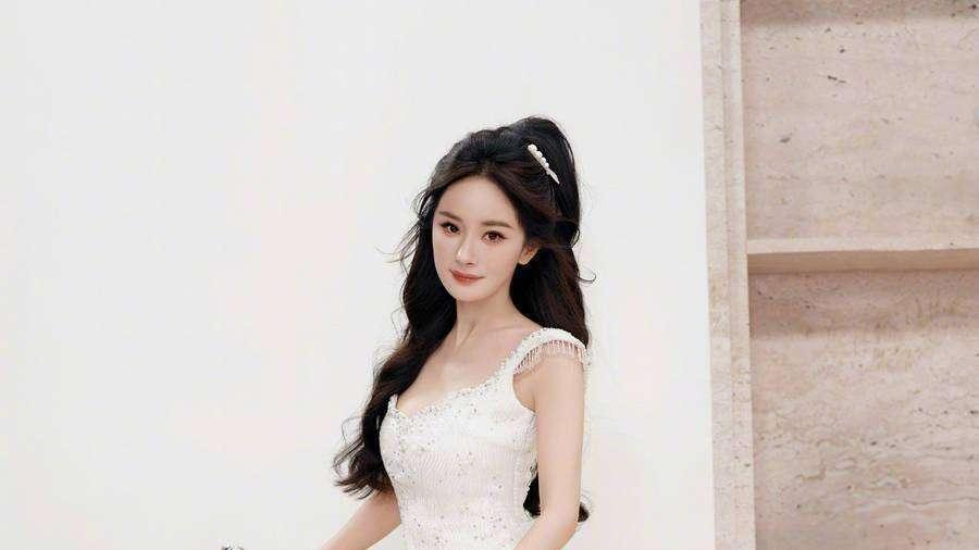 杨幂身穿珍珠流苏连衣裙化身单车少女俏皮灵动