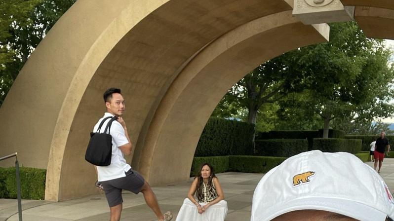 苗侨伟夫妇去李璨琛家拜年，64岁戚美珍素颜出镜，两鬓头顶已花白