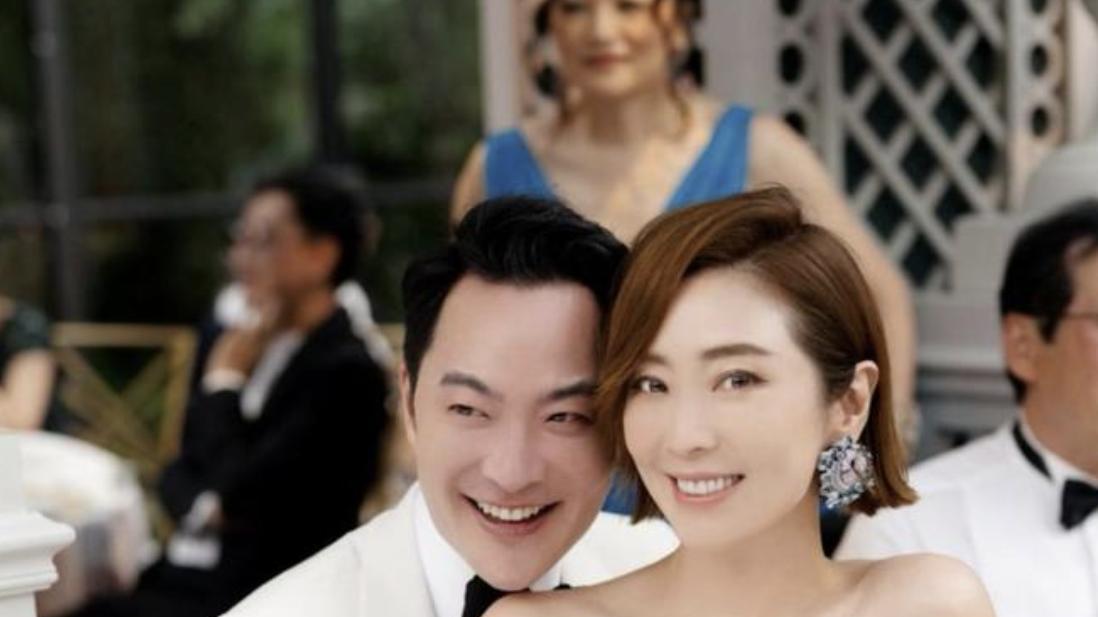 51岁张玉珊携男友吃盆菜宴，透露已拍婚纱照，与对方女儿相处融洽