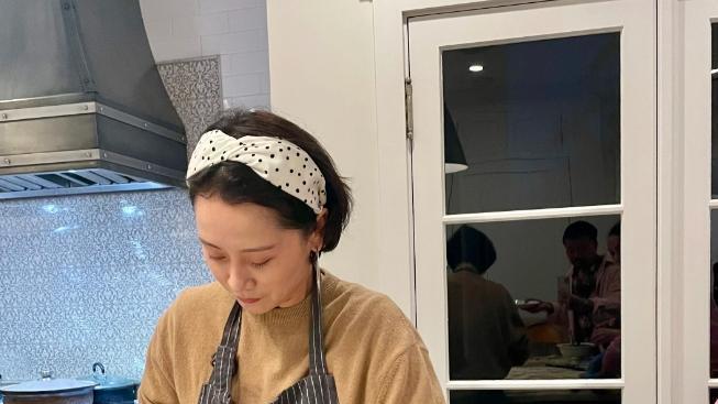 海清元旦私宅宴客太接地气！北京豪宅内景曝光，擀饺皮手法超熟练