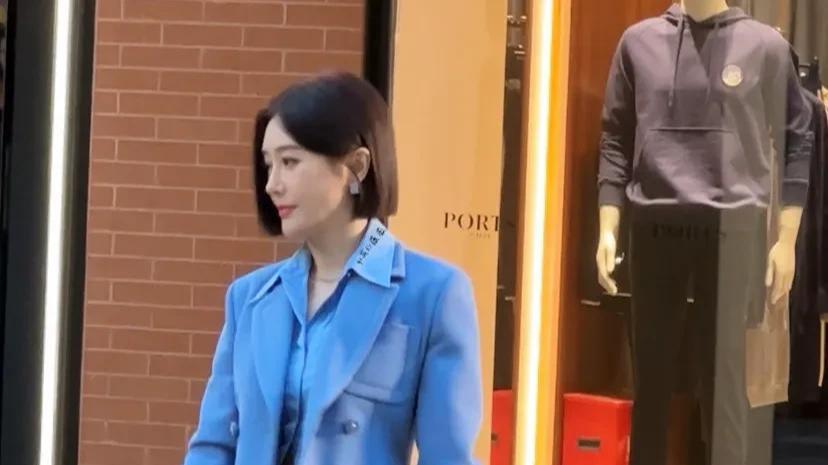 秦岚拍剧现场穿黑色超短裙脚上绷带抢镜