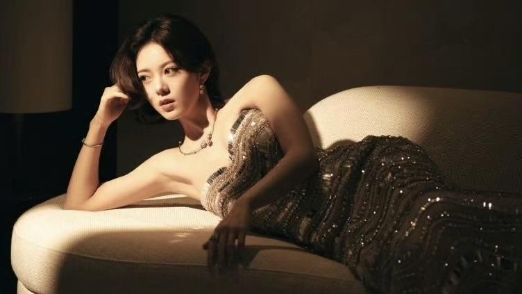 赵今麦银色露背装惊艳全网：从“少女背”到“健康美”的审美觉醒