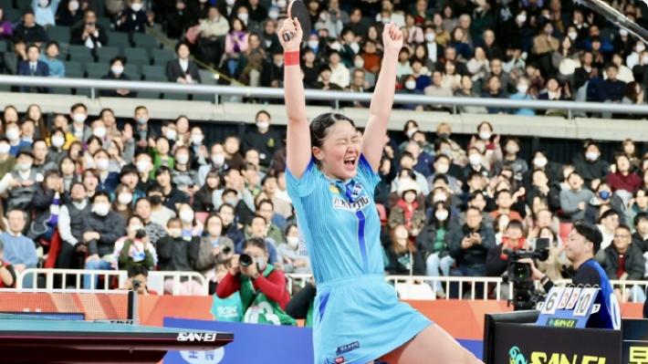 张本美和险胜早田希娜，夺全日锦女单冠军，用毛巾掩面激动落泪