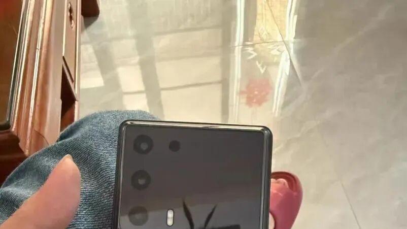 閑魚上的“全網唯一紅旗手機”，可能真要絕版了？