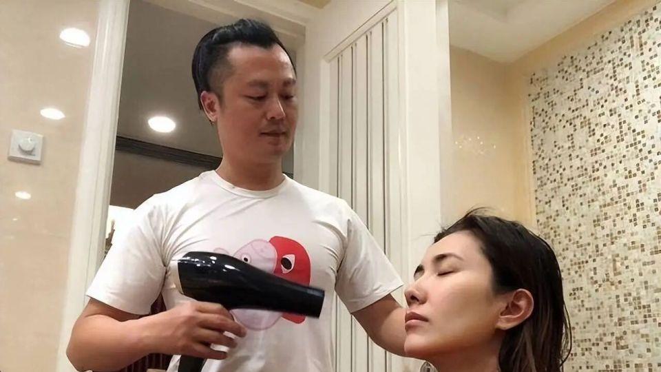 44岁边潇潇近况曝光！嫁给导演文杰生下2个孩子，如今婚姻生活很幸福