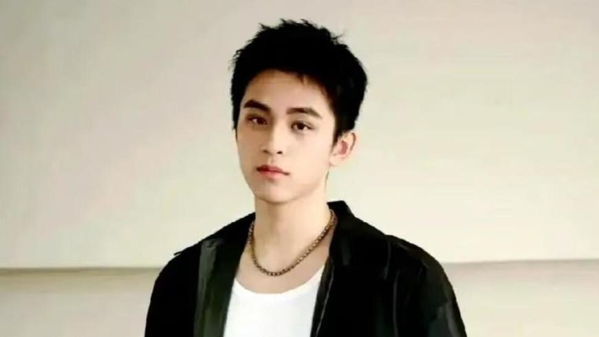 原来他就是黄志忠的儿子，高大帅气很像父亲，23岁成为母亲的骄傲