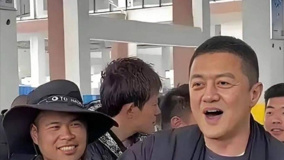 贫穷的网友都在给李亚鹏打钱，为何有钱的明星们却集体失声？