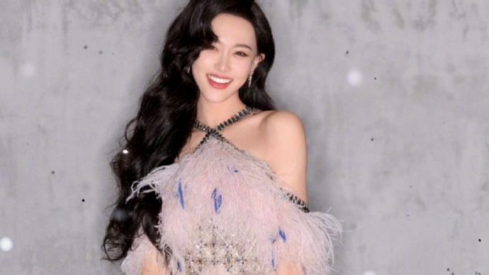 唐嫣：粉羽礼服与迪斯科球的梦幻时尚