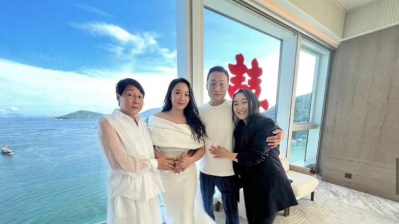 梁家辉在北京上春晚，俩女儿带孩子在家看春晚，混血外孙目不转睛