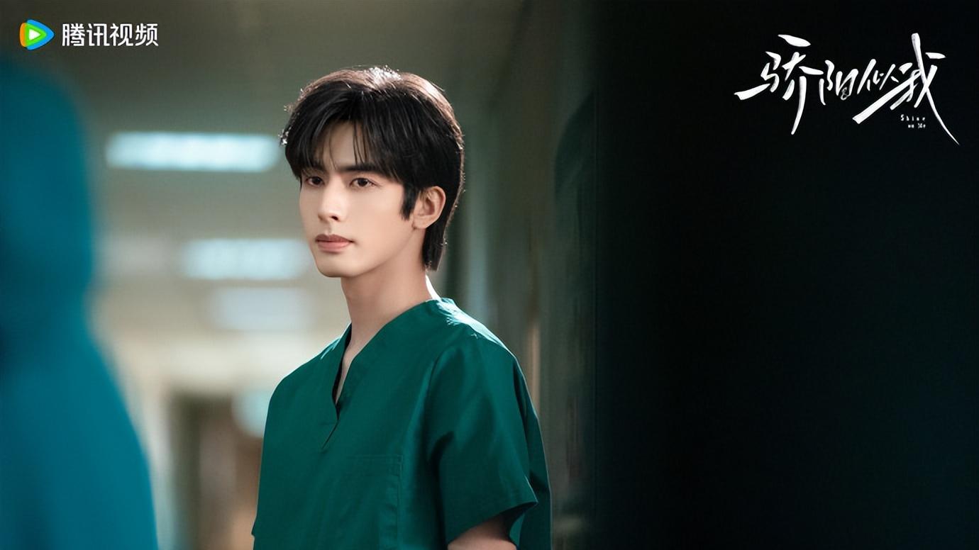 《骄阳似我》主演们发文告别，初中学历的宋威龙用自己方式一枝独秀