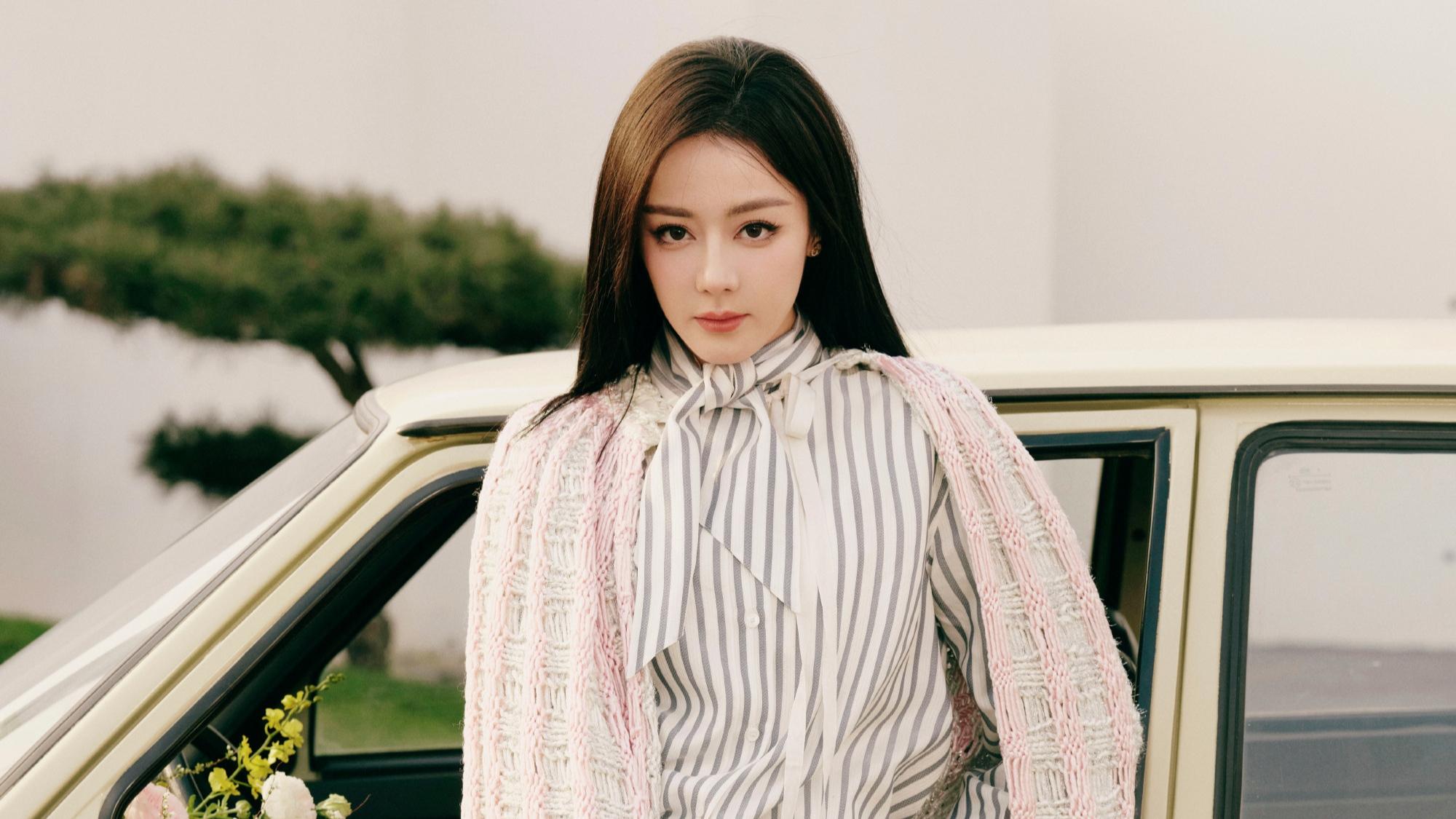 迪丽热巴早春造型曝光 简约风格诠释时尚高级感