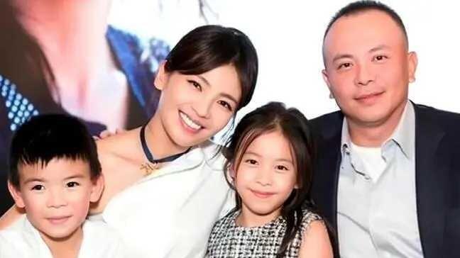 刘涛一家烤肉店温馨聚餐，18岁女儿身材引热议，47岁妈妈自带红酒气质佳