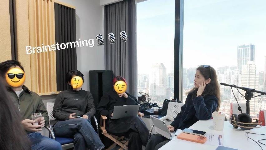 章泽天回国创业！顶羊毛卷素颜开会气场强，单手托腮很有老板派头