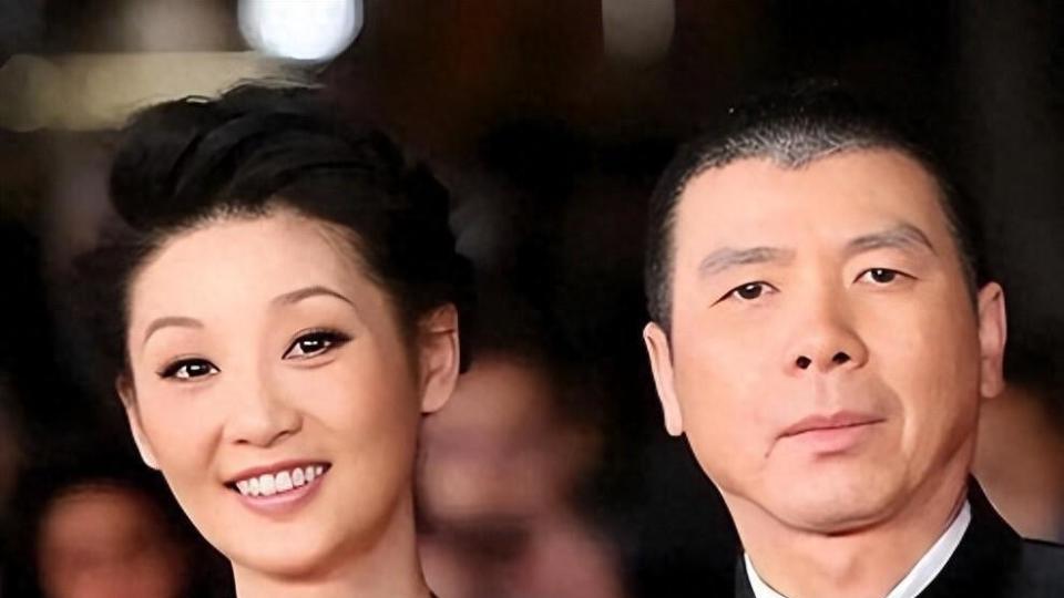演都不演了！徐帆回应离婚传闻后，冯小刚一个举动撕下她的体面