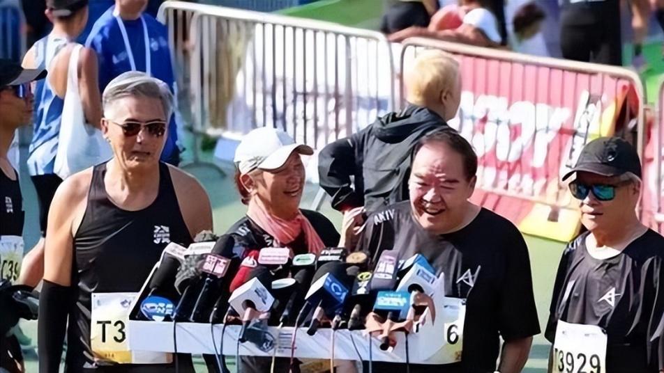 “肥猫”郑则仕不想打针，在周润发的带动下开始跑半马，减重70斤