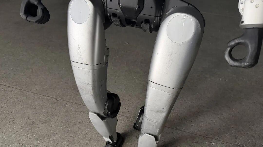 我們采訪了春晚秀武術的宇樹機器人，發現它還挺有人味兒的