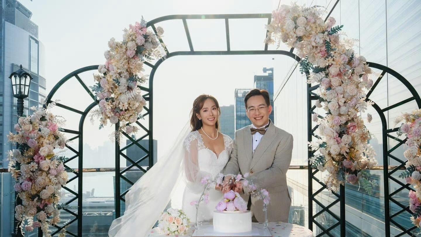 恭喜！TVB知名女星大婚，去年曝光恋情，与男方公开场合亲吻多次