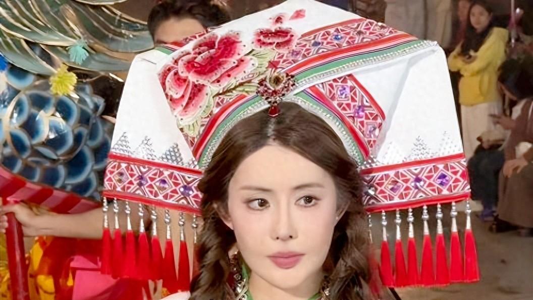 韦雪现身炮龙节，宣传家乡文化，没有直播间精致，像发福的姜贞羽