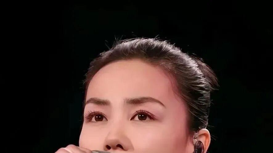 王菲春晚耳饰又火了，什么来头？