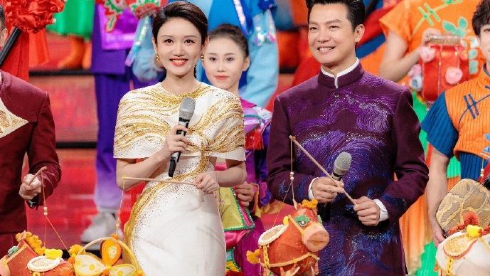 龙洋元宵晚会眼妆变好看了！网友：春晚被观众吐槽“眼神向上翻”后，她真听劝了