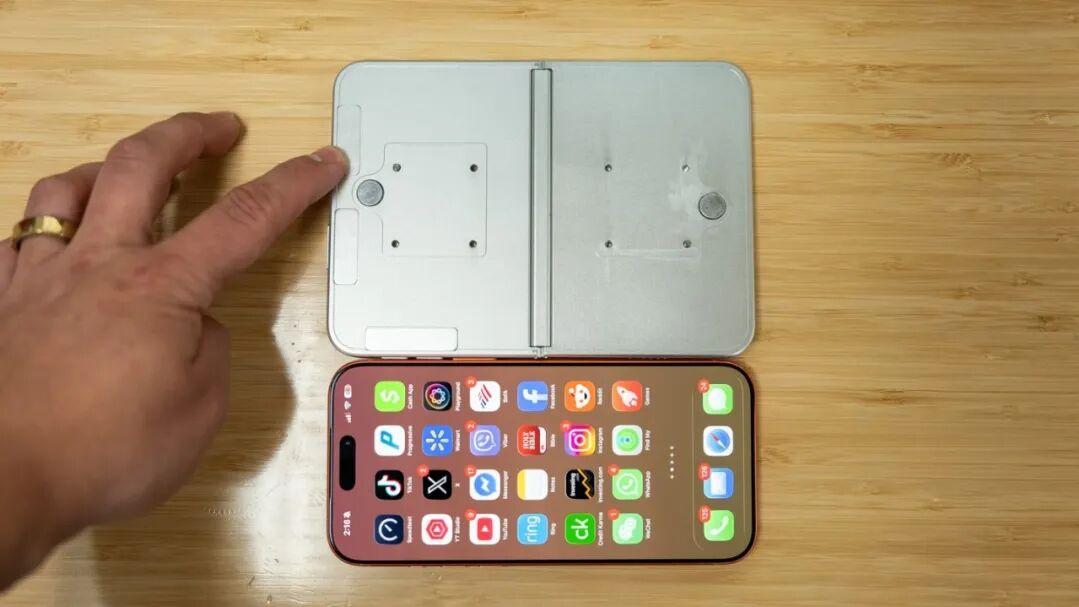 苹果iPhone 18 Pro Max金属机模不慎曝光，折叠屏也出来了