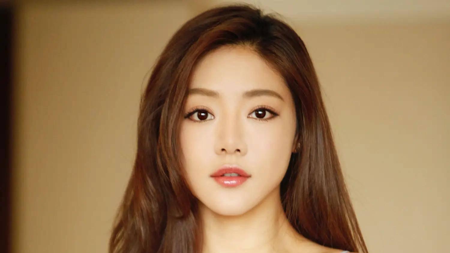 权志龙再三挑衅中国春节，女星邓家佳跟风，被网友骂后删博了事