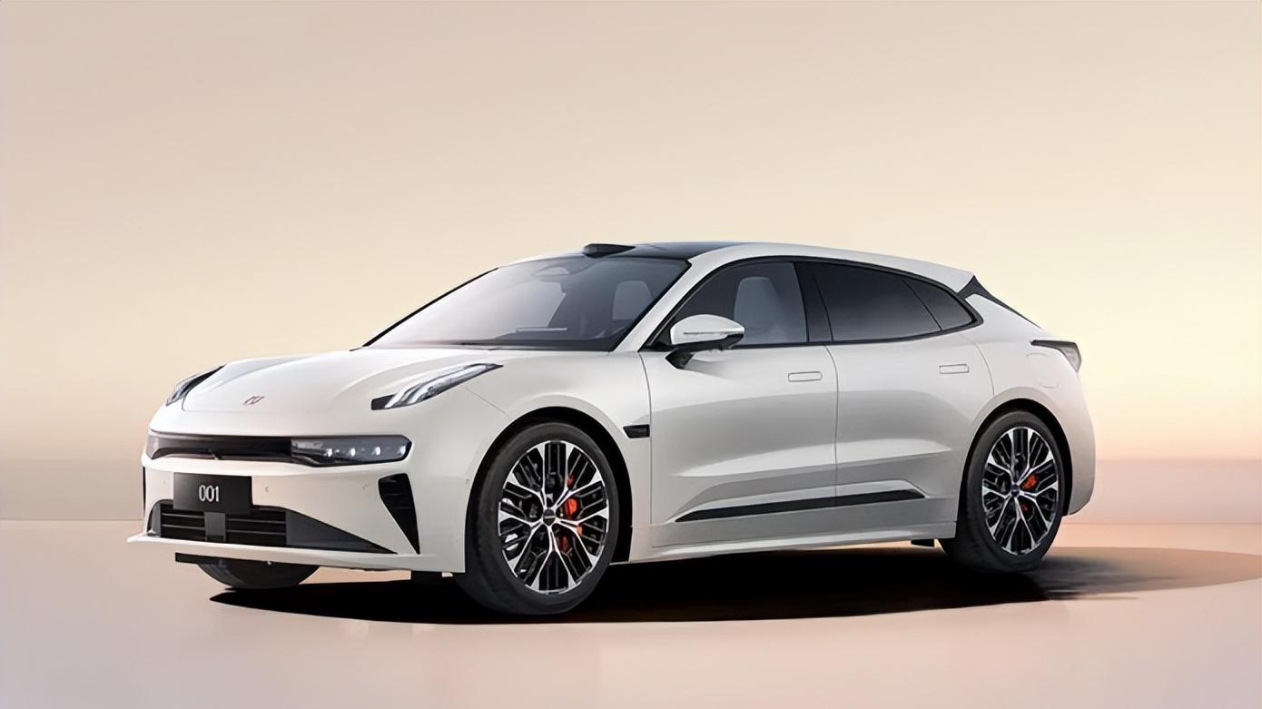 后排直接用009头等舱座椅，舒适性不输奔驰E，加速还更快